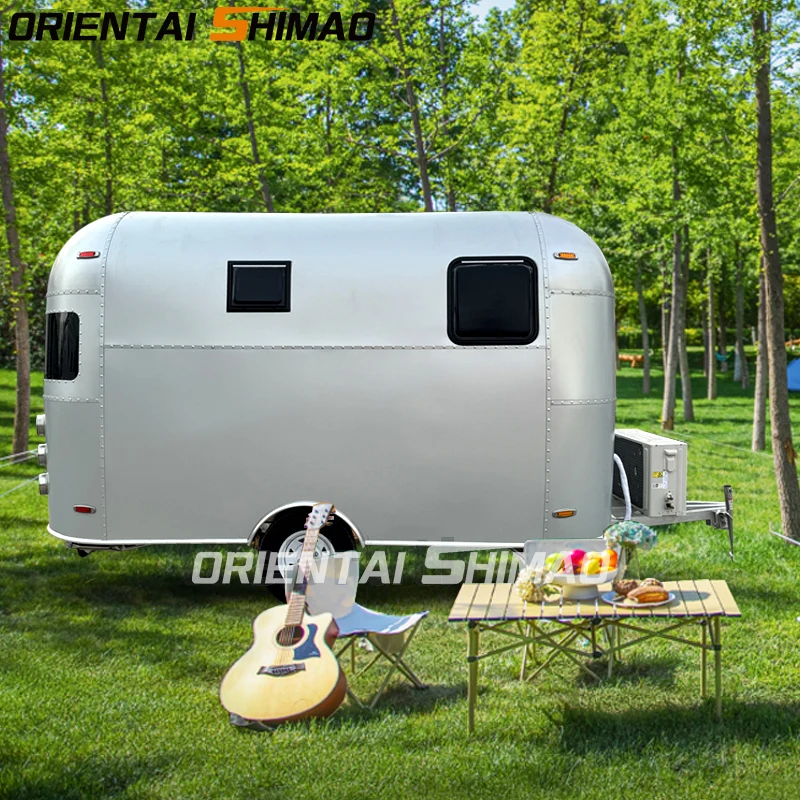 Reiser alene med en rv camper trailer